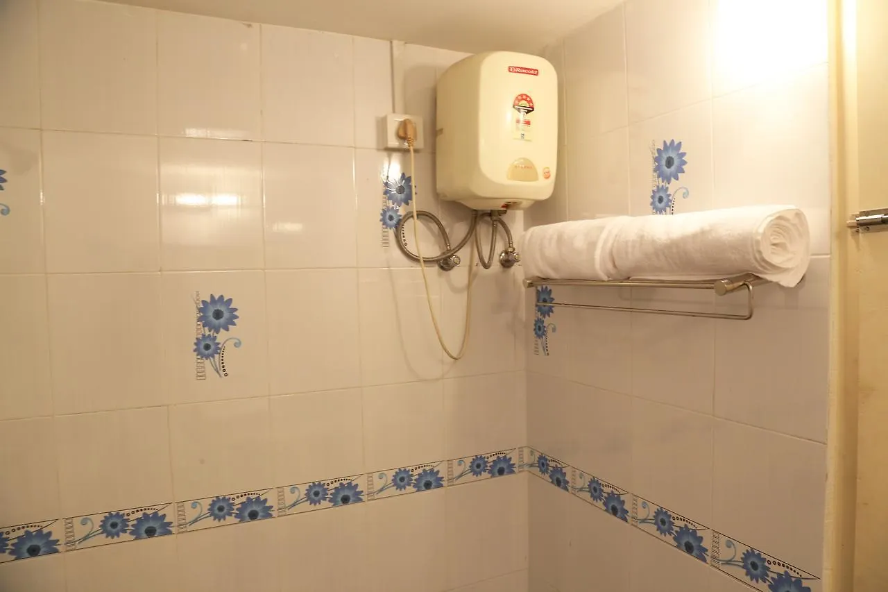 Oyo 7703 Puthens Calenta Inn Kochi 3*,  Ινδία